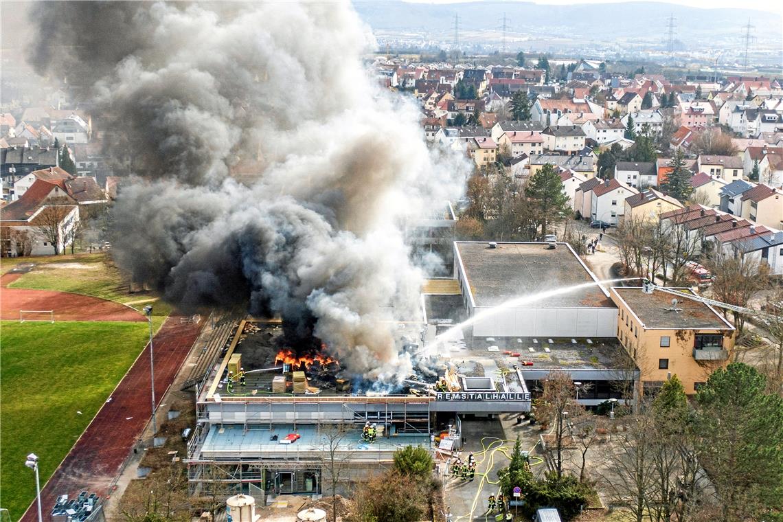 Dach der Remstalhalle steht in Flammen