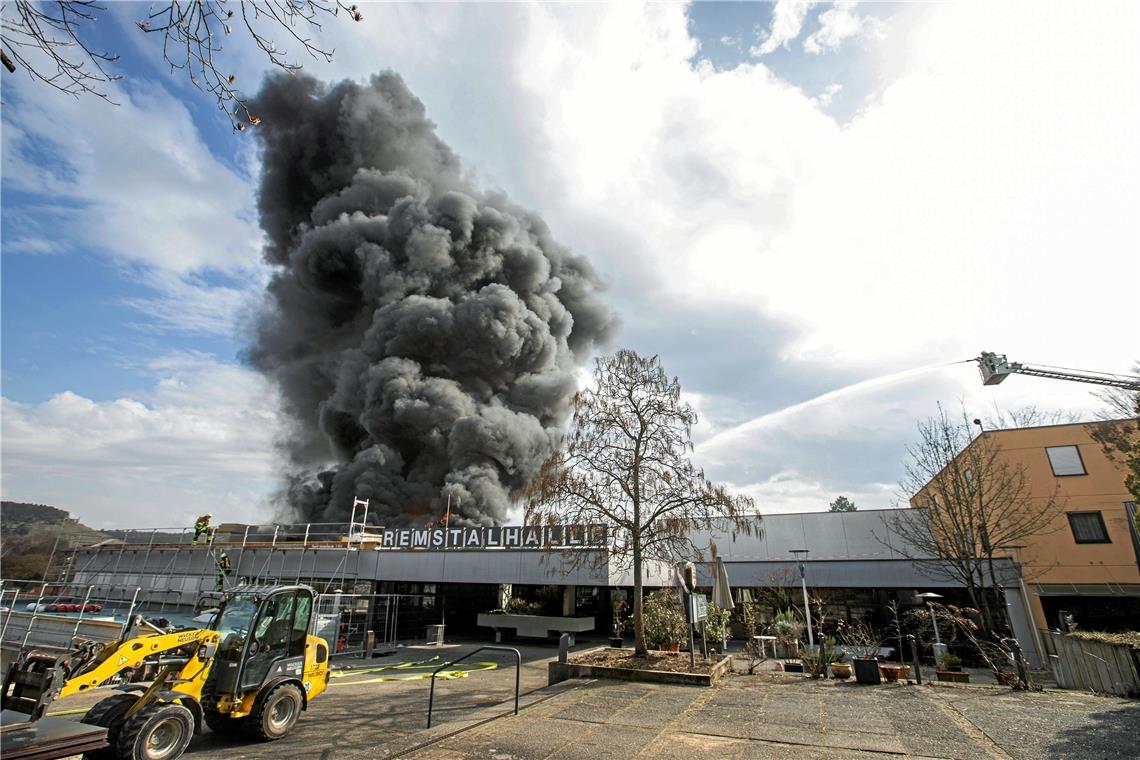 Dach der Remstalhalle steht in Flammen