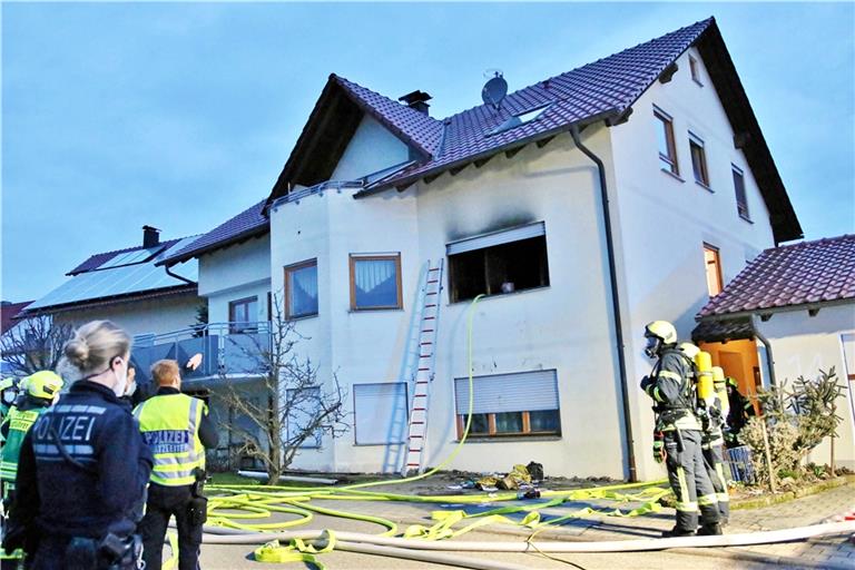 Zwei Leichtverletzte bei Zimmerbrand in Berglen: