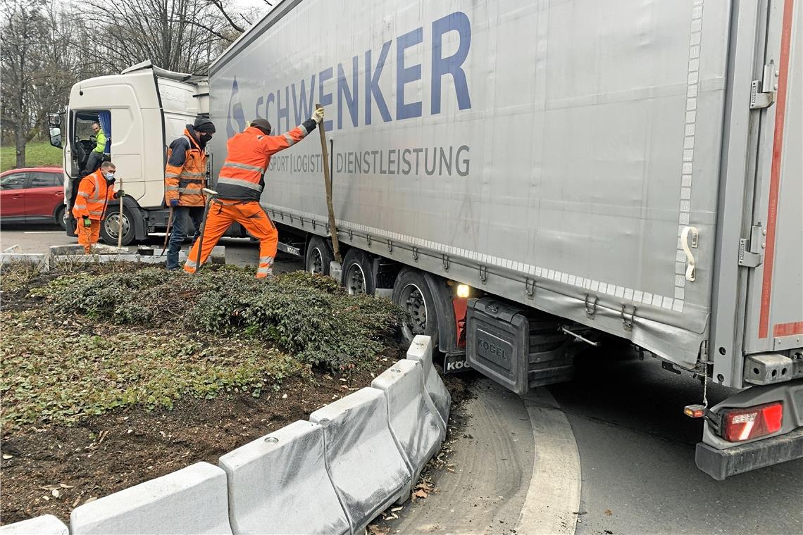 Lkw kriegt die Kurve nicht Lkw kriegt die Kurve nicht