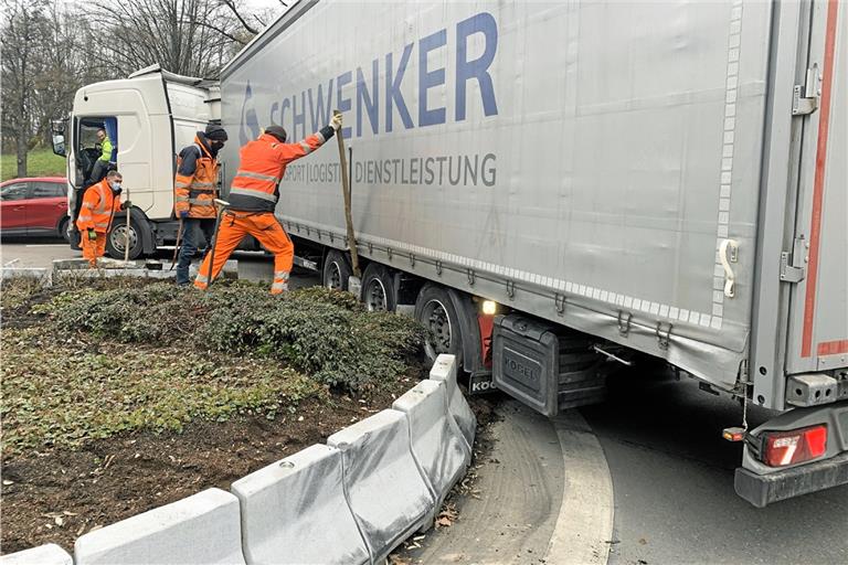  Lkw kriegt die Kurve nicht