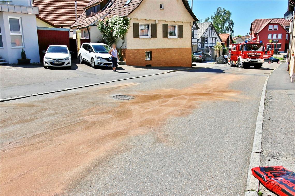 Heizöl auf der Straße ausgelaufen