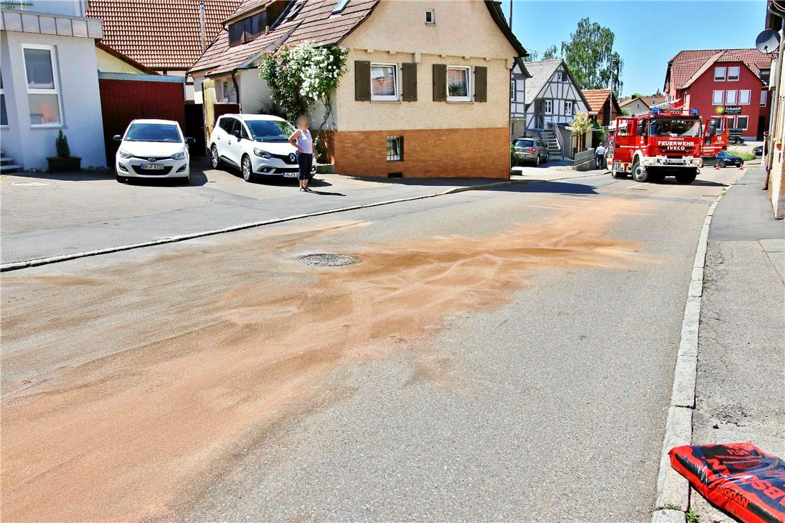 Heizöl auf der Straße ausgelaufen Heizöl auf der Straße ausgelaufen