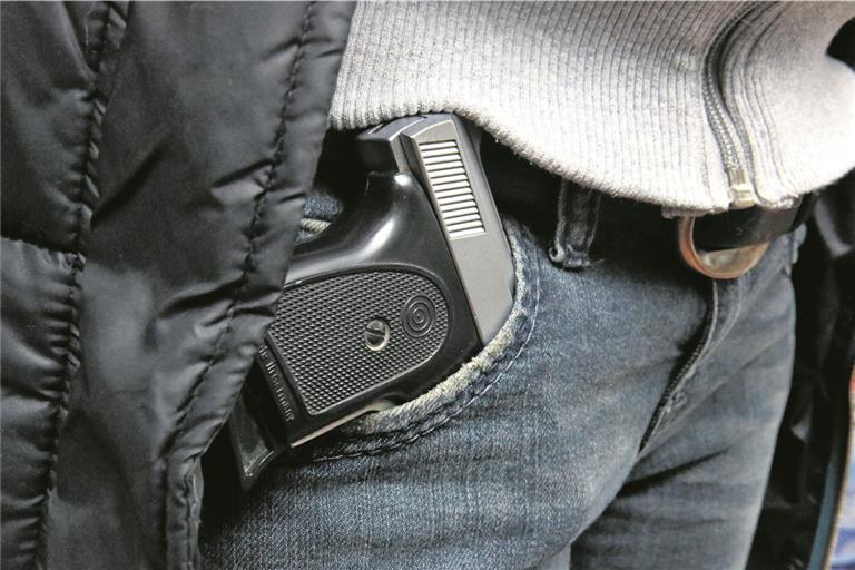 Junge Männer mit Schusswaffe bedroht