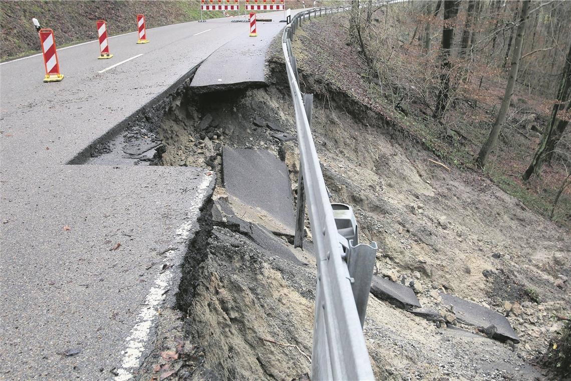 Erdrutsch: Straße wieder befahrbar Erdrutsch: Straße wieder befahrbar
