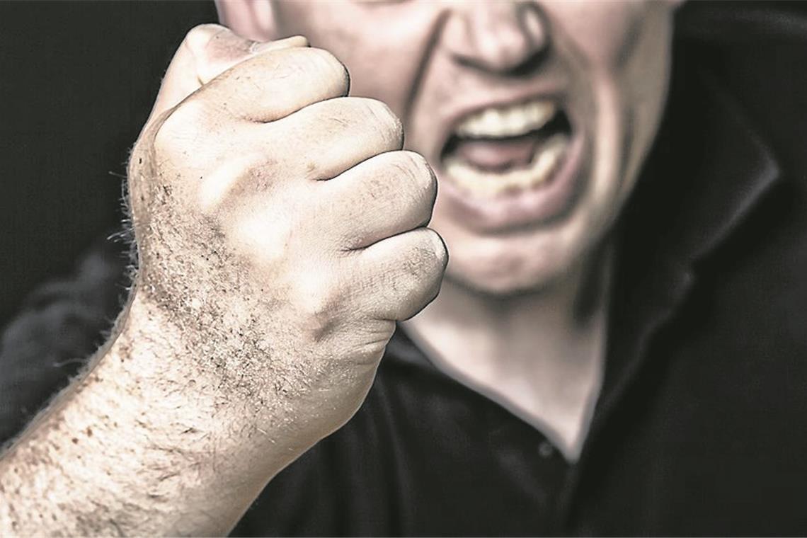 Ex-Freund schlägt Wohnungstür ein Ex-Freund schlägt Wohnungstür ein