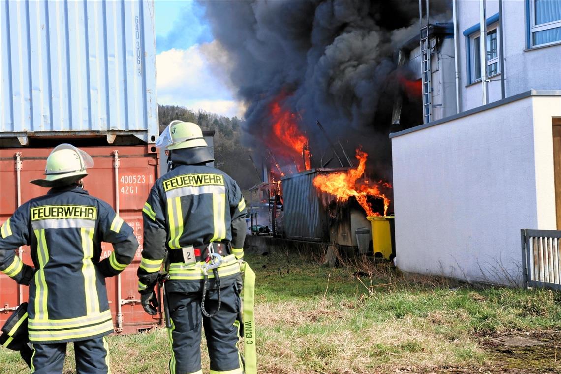 UPDATE
Drei Personen bei Vollbrand einer Werkhalle in Miedelsbach verletzt