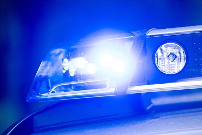 Motorradfahrer stürzt auf Rollsplitt