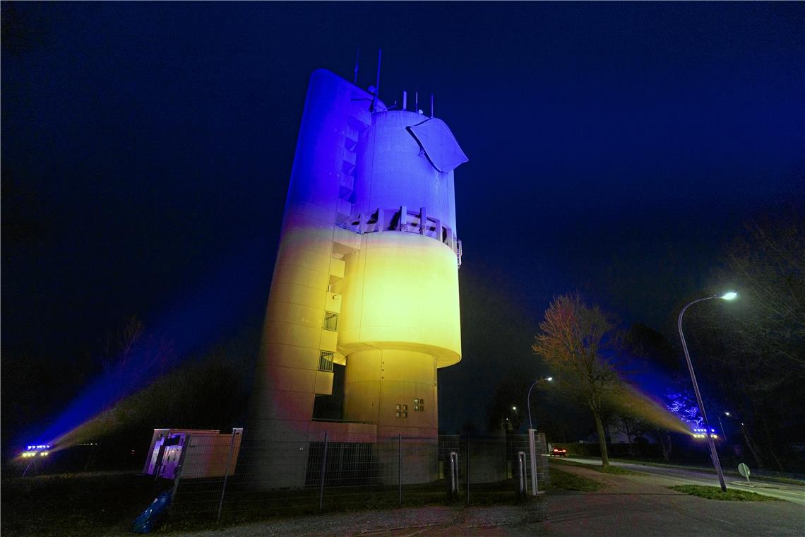 Wasserturm erstrahlt in Blau-Gelb Wasserturm erstrahlt in Blau-Gelb