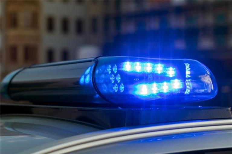 Auto knallt gegen
Lastwagen
