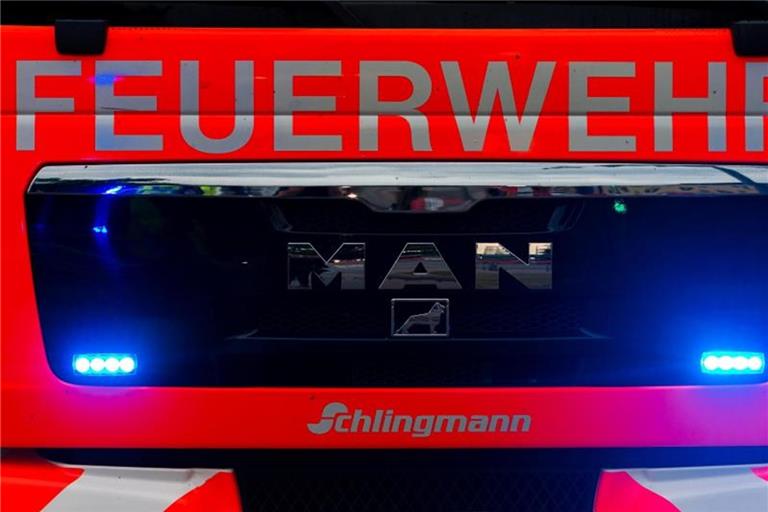 Ballenpresse brennt auf Stoppelfeld