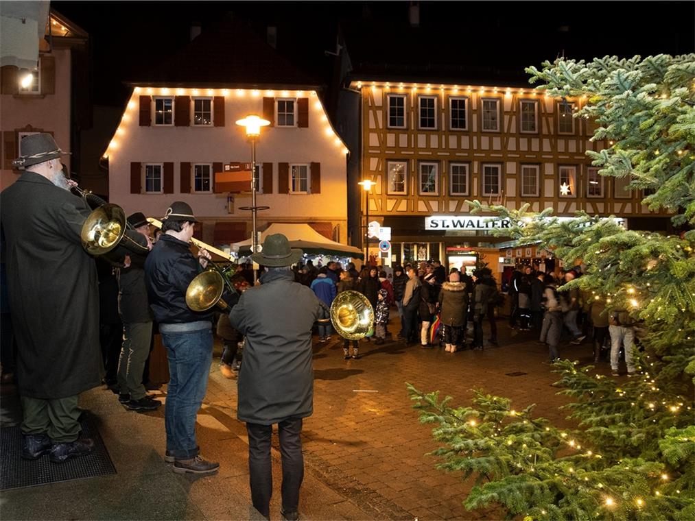 Festliche und ausgelassene Stimmung trotz Kälte und Regen