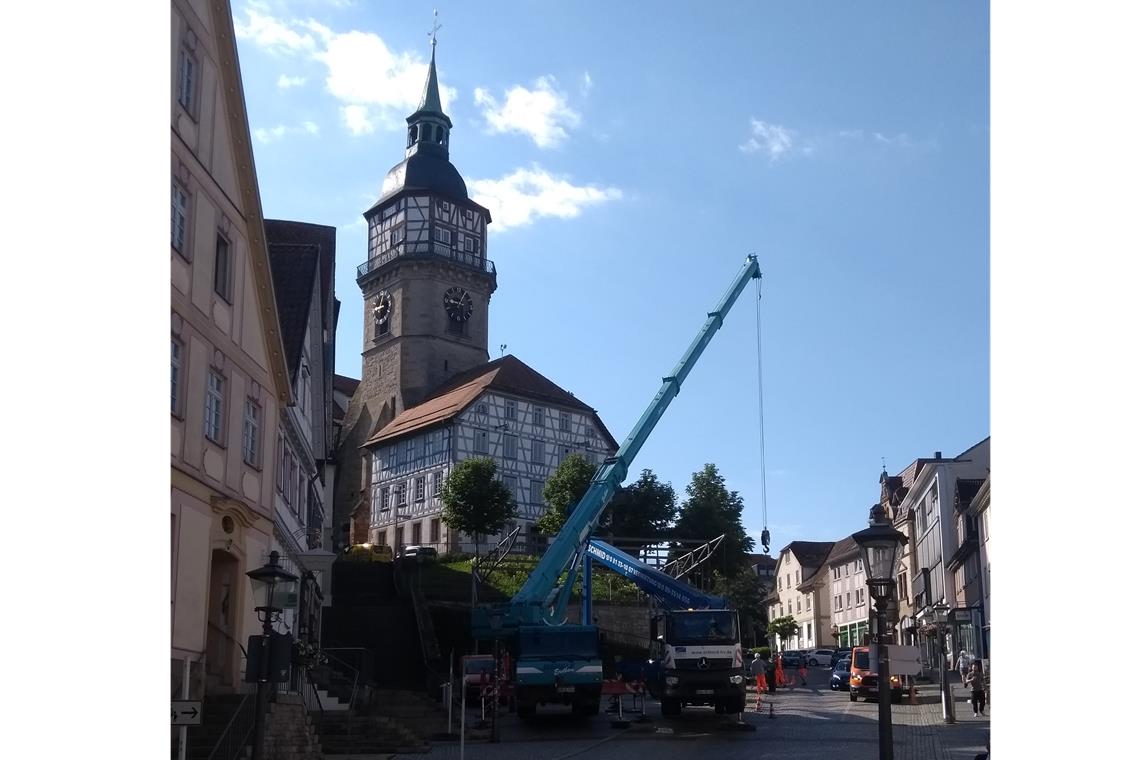 Aufbau der Straßenfestbühne hat begonnen