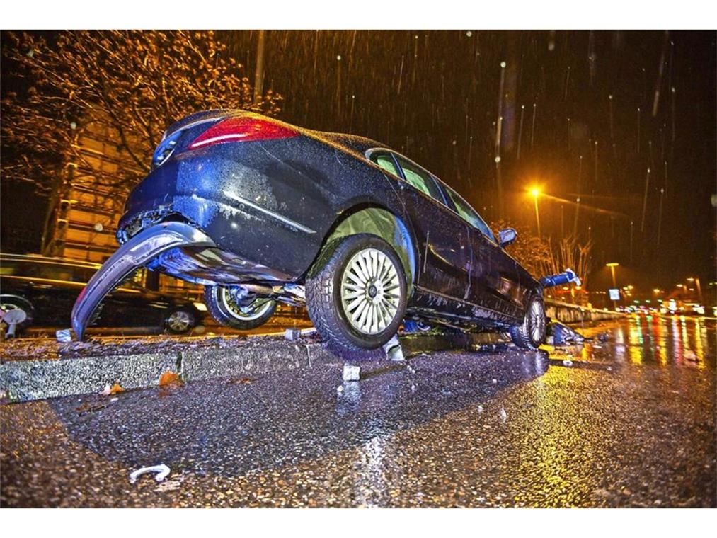 Autofahrt endet auf einer Spritzschutzwand