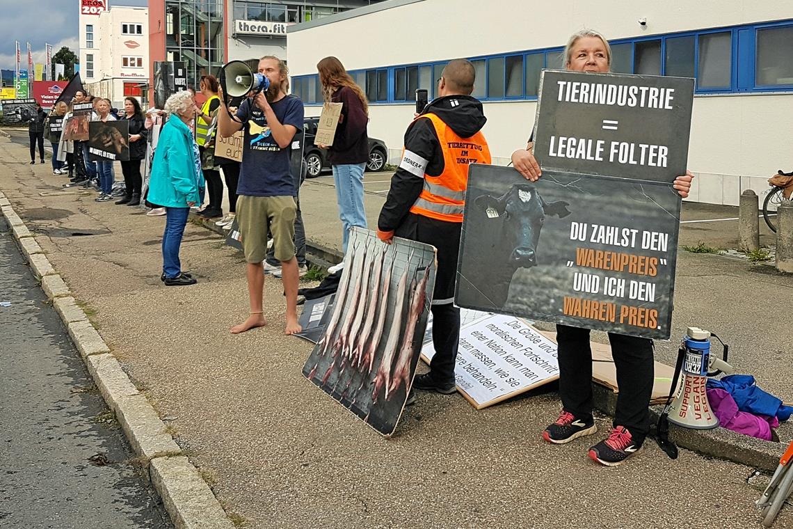 Erneuter Protest vor dem Schlachthof Kühnle in Backnang