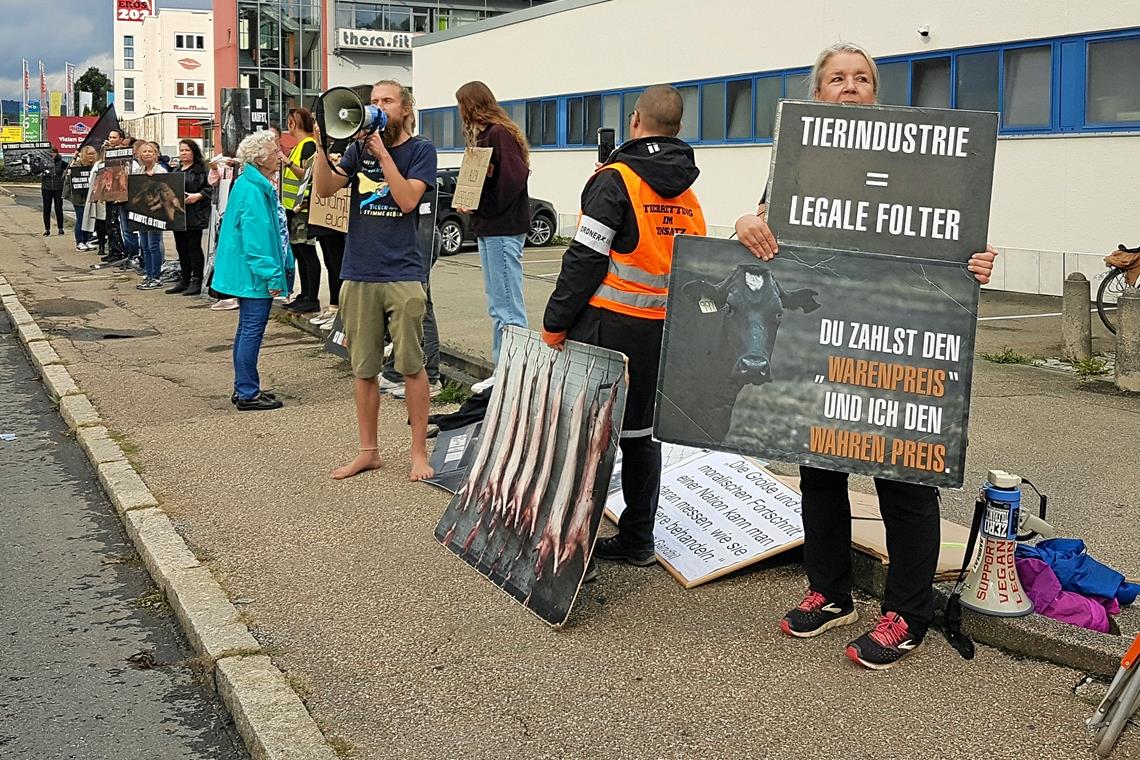 Erneuter Protest vor dem Schlachthof Kühnle in Backnang Erneuter Protest vor dem Schlachthof Kühnle in Backnang