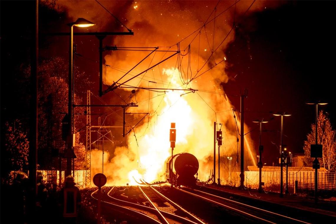 Großbrand legt Bahnlinie still