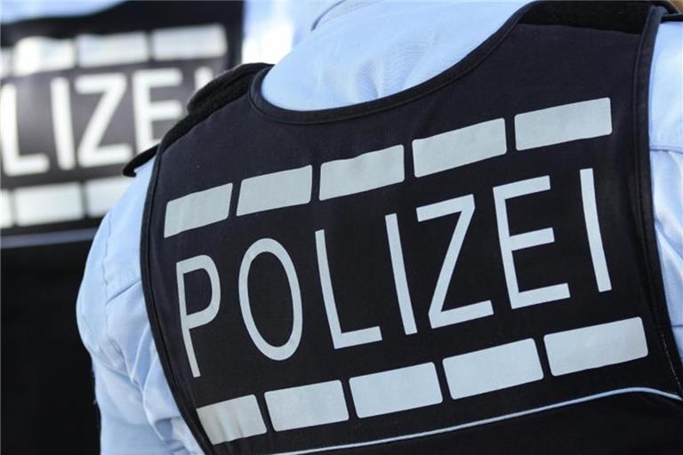 Getuntes Auto von Straße abgekommen