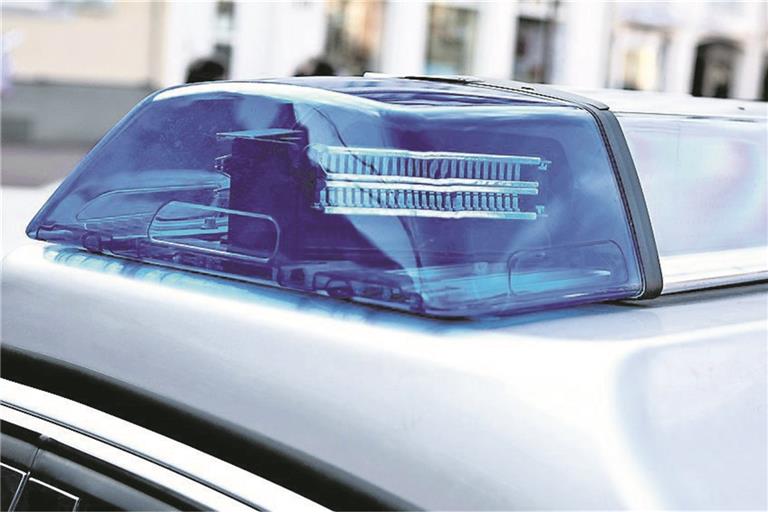 Radfahrer beschädigt Auto und flüchtet