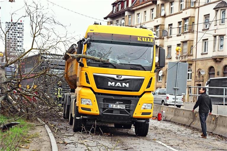 Sturmtief Bennet setzt Lkw unter Strom