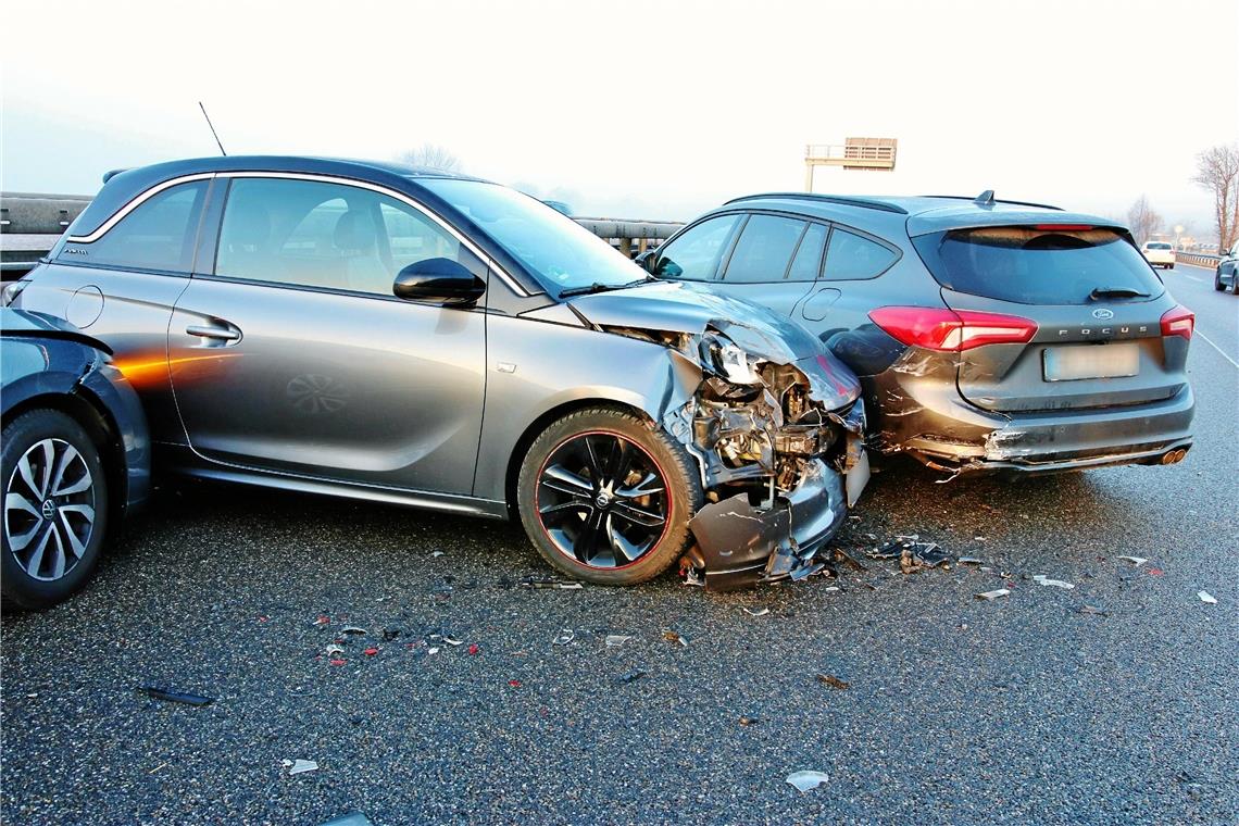 Drei Auffahrunfälle mit sechs beteiligten Autos Drei Auffahrunfälle mit sechs beteiligten Autos