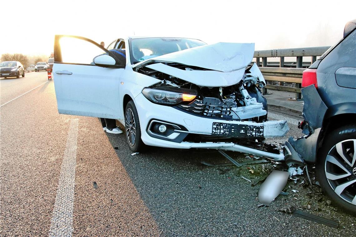 Drei Auffahrunfälle mit sechs beteiligten Autos Drei Auffahrunfälle mit sechs beteiligten Autos