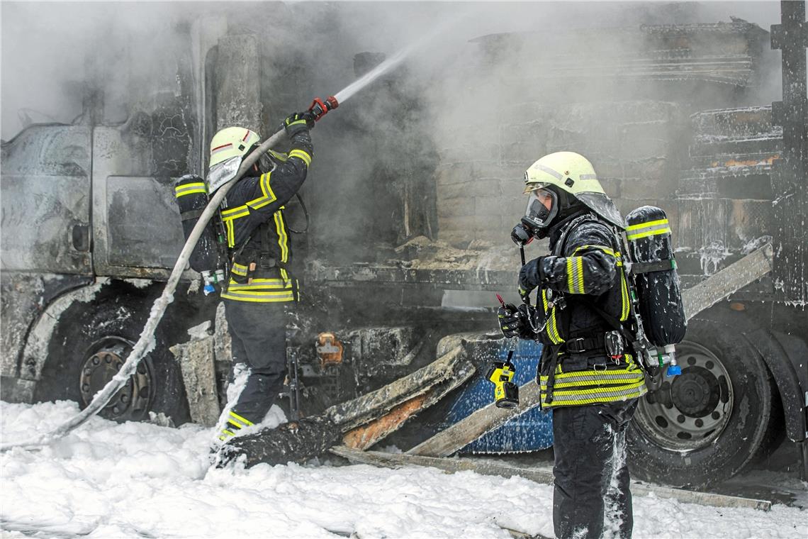 Sattelzug auf der B14 ausgebrannt