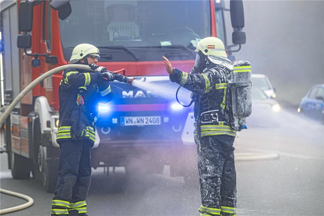 Sattelzug auf der B14 ausgebrannt