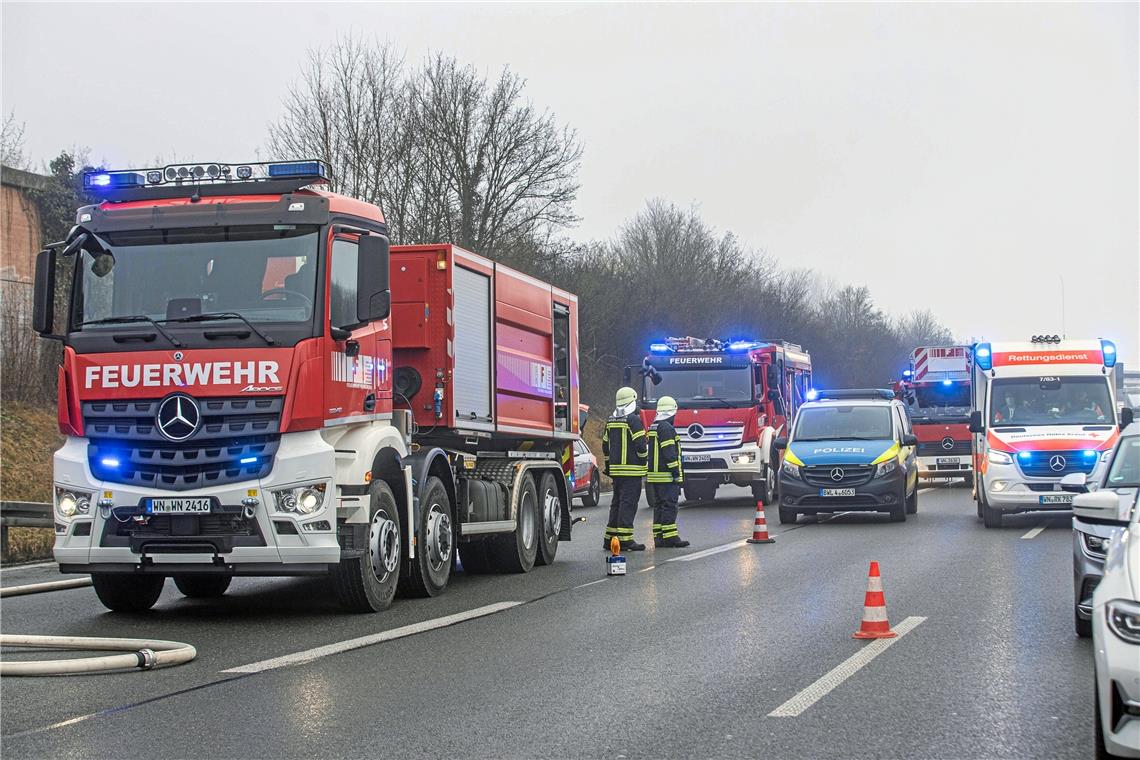 Sattelzug auf der B14 ausgebrannt