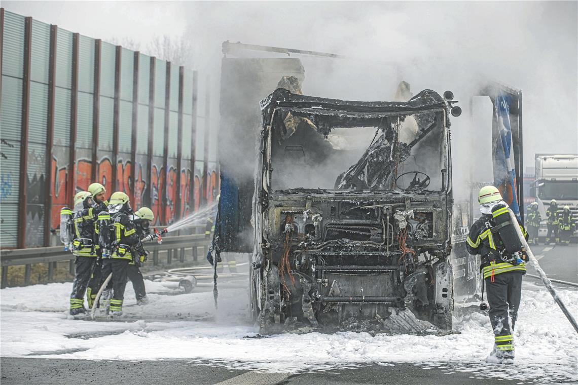 Sattelzug auf der B14 ausgebrannt Sattelzug auf der B14 ausgebrannt