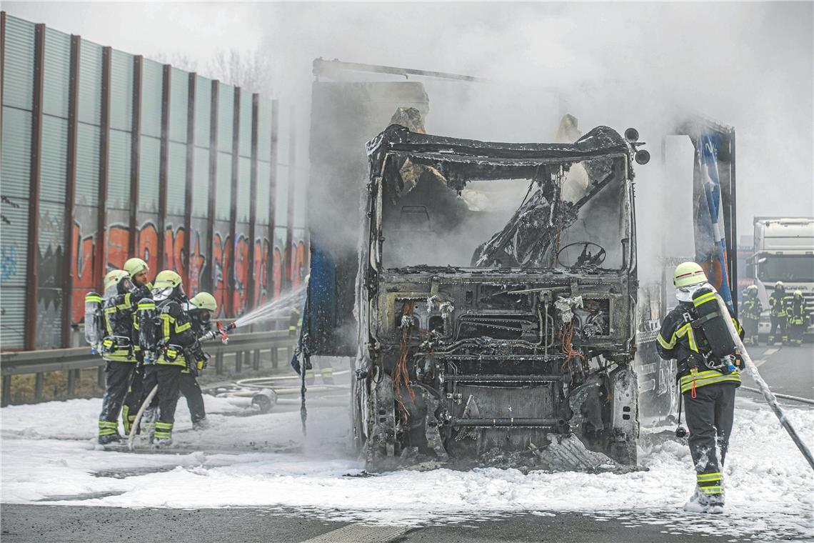 Sattelzug auf der B14 ausgebrannt