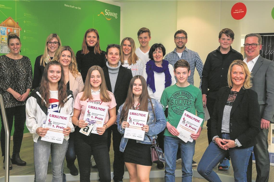Bereits 10 000 Schüler
bei Zisch mit dabei Bereits 10 000 Schüler
bei Zisch mit dabei