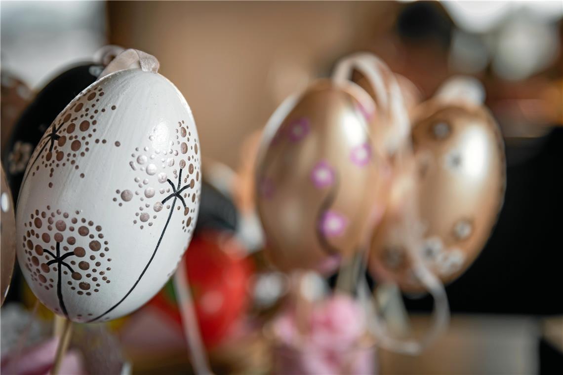 Filigran verzierter Osterschmuck aus Gänseeiern
