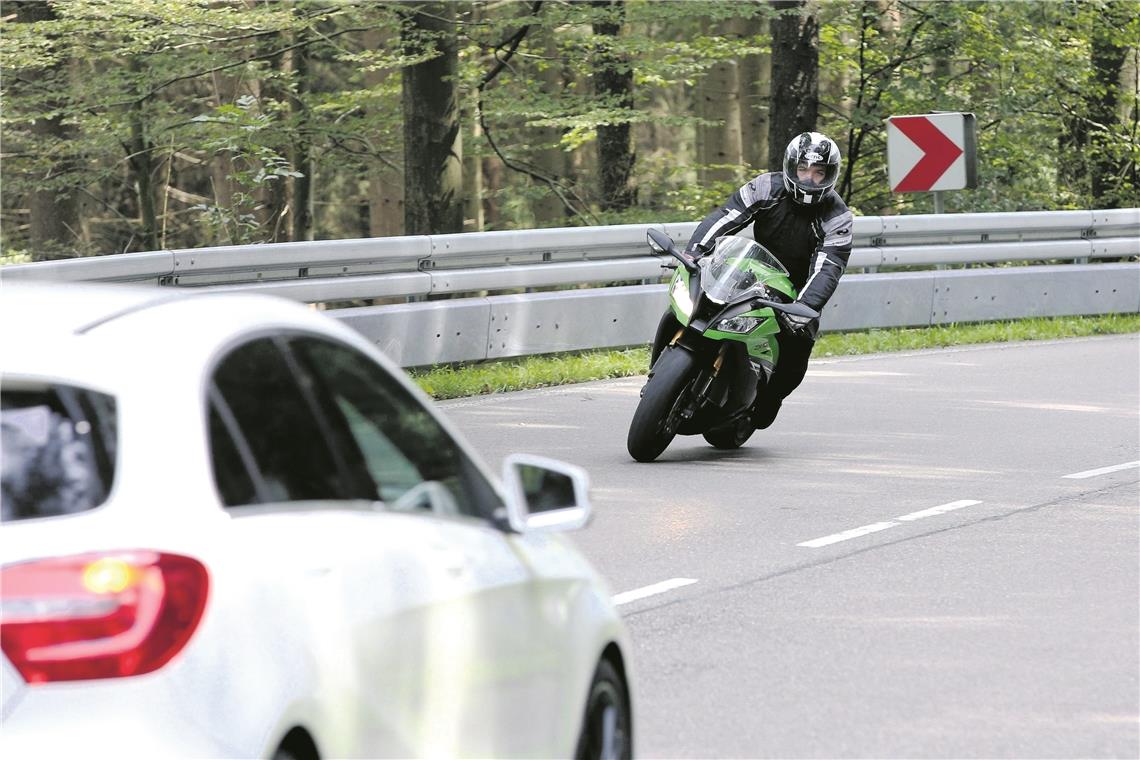 Motorradfahrer fährt durch Rettungsgasse Motorradfahrer fährt durch Rettungsgasse