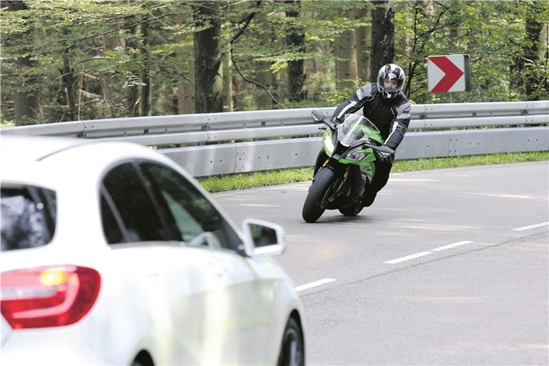 Motorradfahrer fährt durch Rettungsgasse