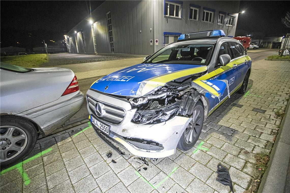 Streifenwagen bei Verfolgungsjagd demoliert Streifenwagen bei Verfolgungsjagd demoliert