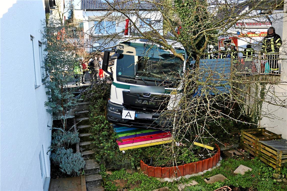 Muldenkipper droht in Kirchberg die Böschung abzurutschen Muldenkipper droht in Kirchberg die Böschung abzurutschen
