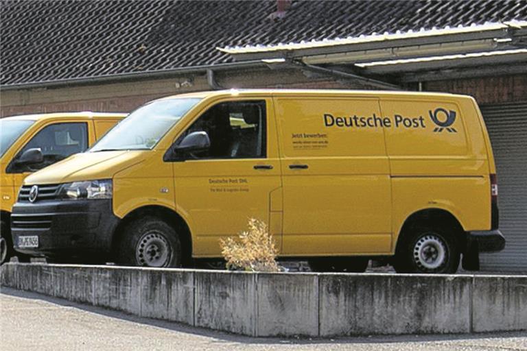 Bauzaun beschädigt Postauto