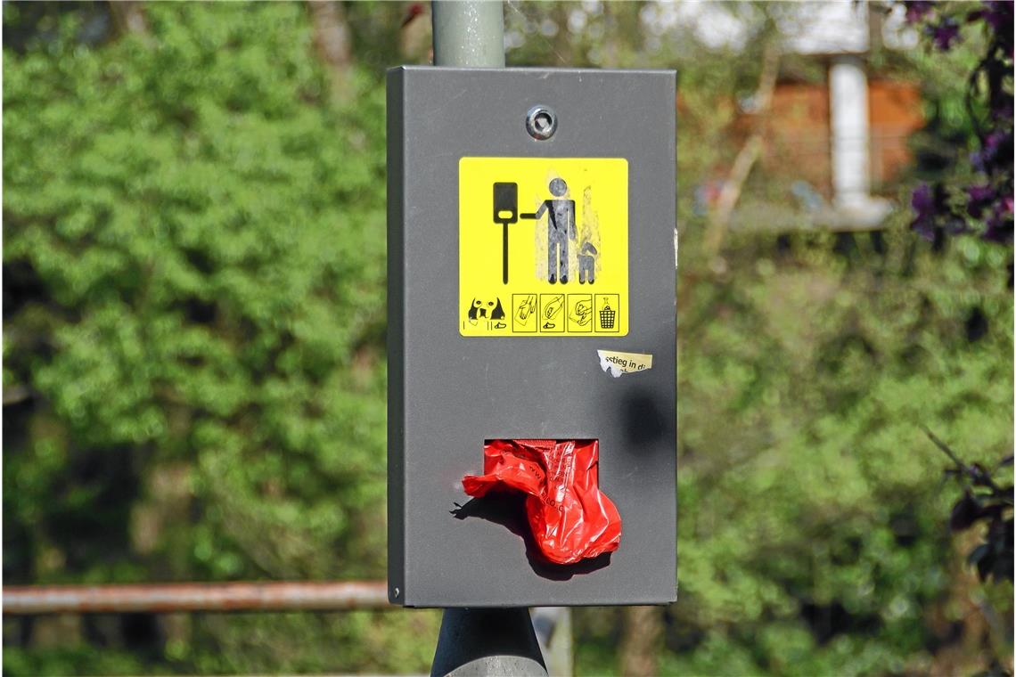 Gassi gehen mit feuerroten Kotbeuteln Gassi gehen mit feuerroten Kotbeuteln