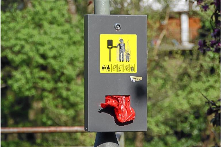 Gassi gehen mit feuerroten Kotbeuteln