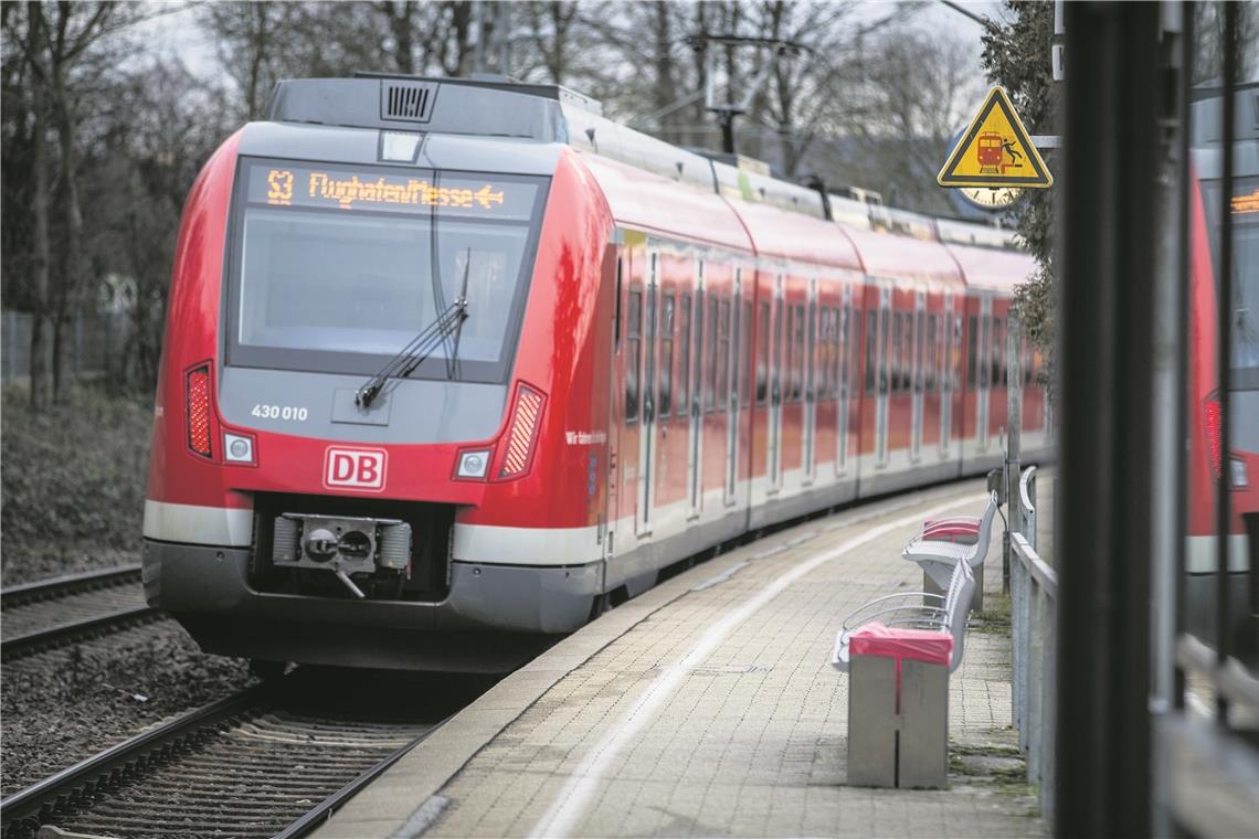 Unbekannte legen massive Holzbalken auf Schienen