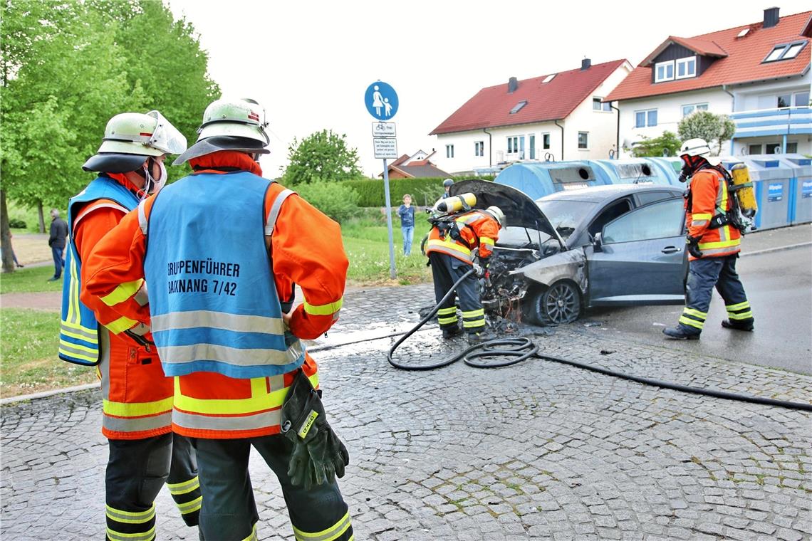 Feuerwehr löscht brennendes Auto in Maubach