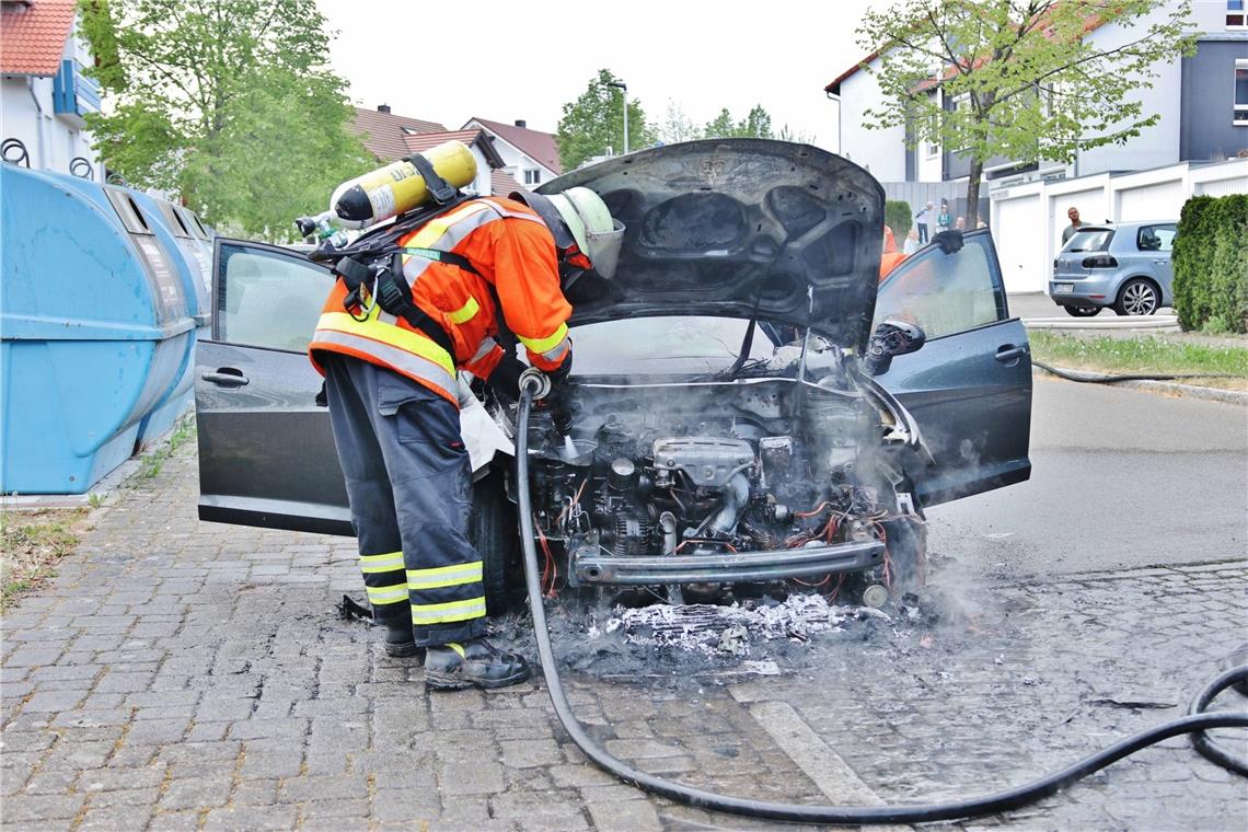 Feuerwehr löscht brennendes Auto in Maubach