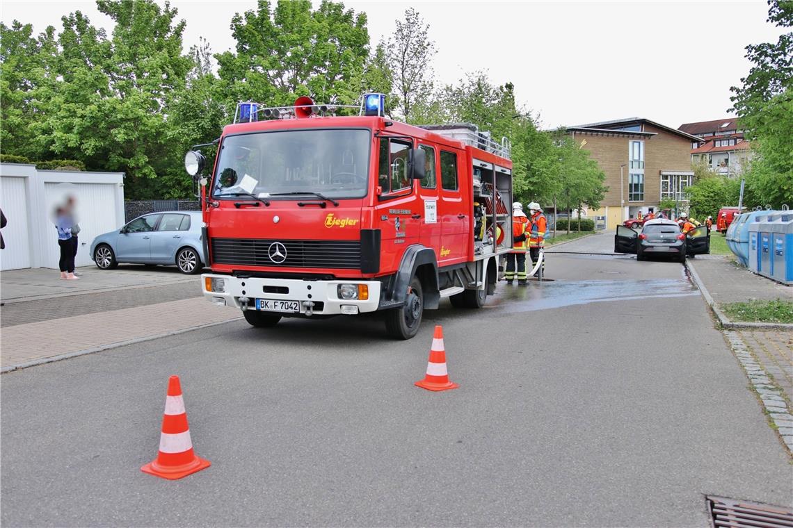 Feuerwehr löscht brennendes Auto in Maubach