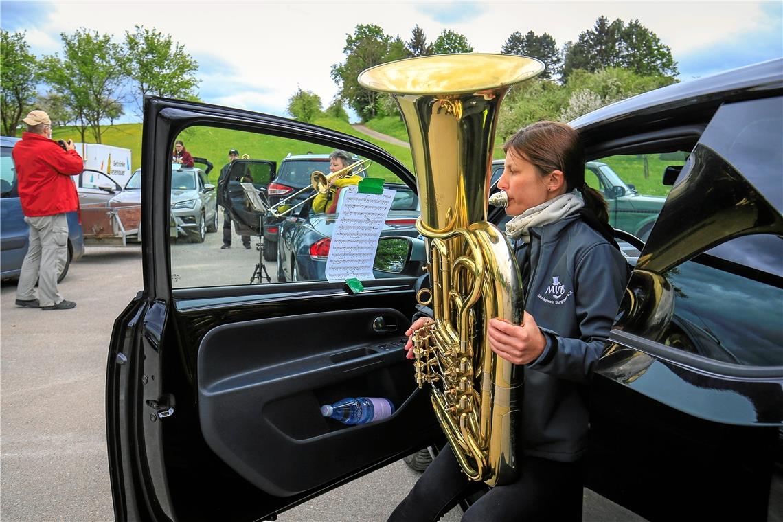 Musikverein Burgstetten spielt geschützt auf dem Festplatz