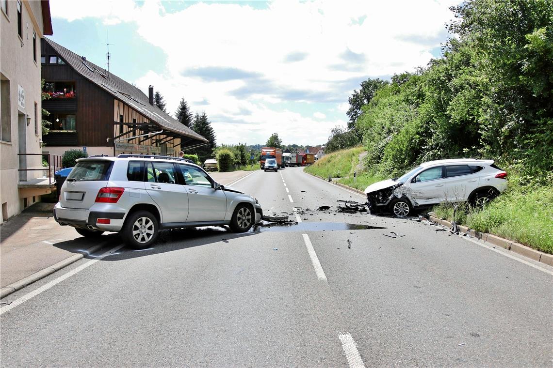 Frontalzusammenstoß auf der B14 Frontalzusammenstoß auf der B14