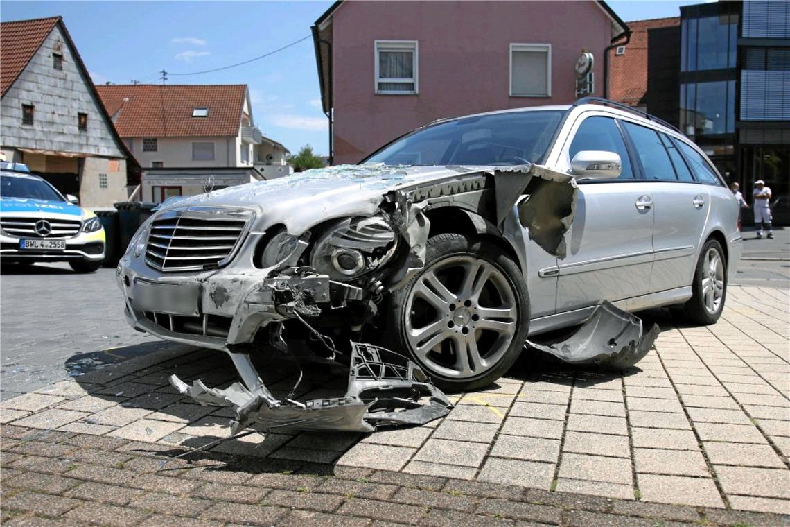 Auto kracht in die Kreissparkasse in Allmersbach