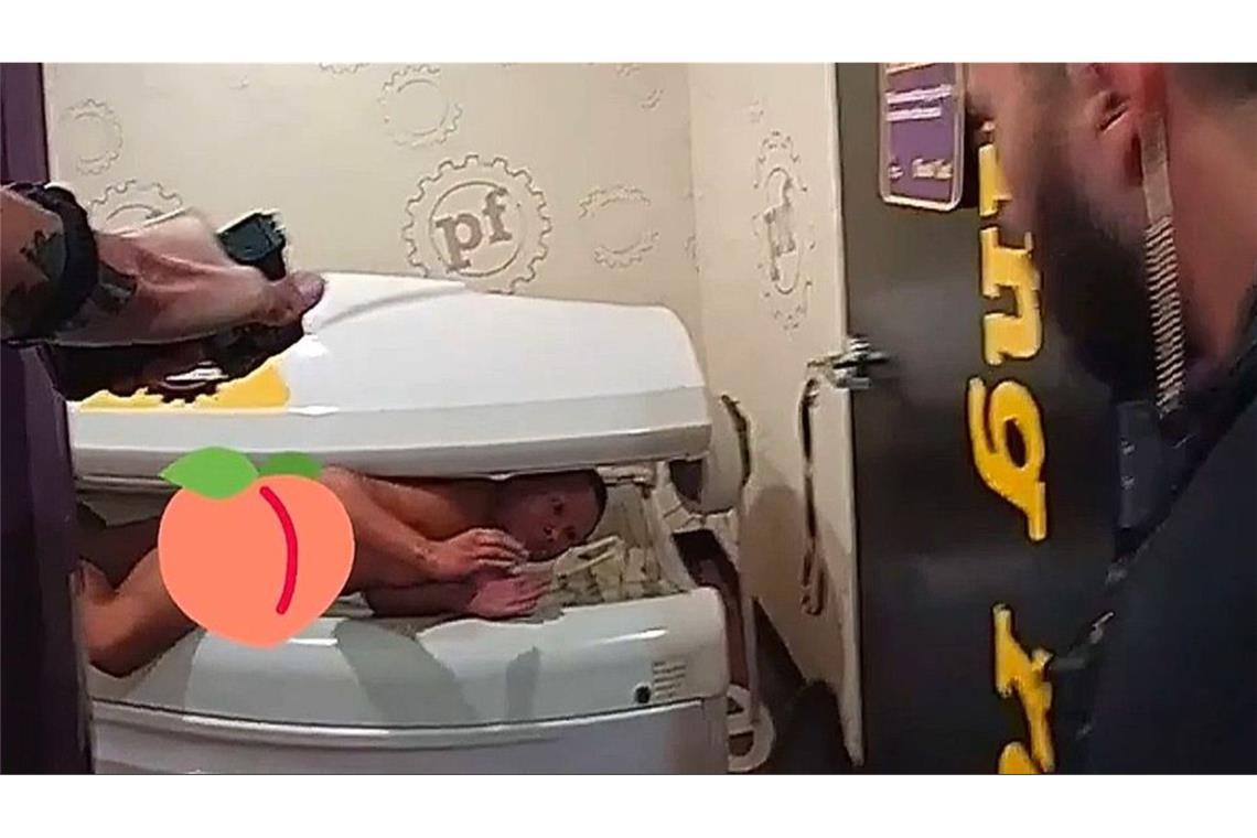 Mann zündet Umkleide an und versteckt sich im Solarium