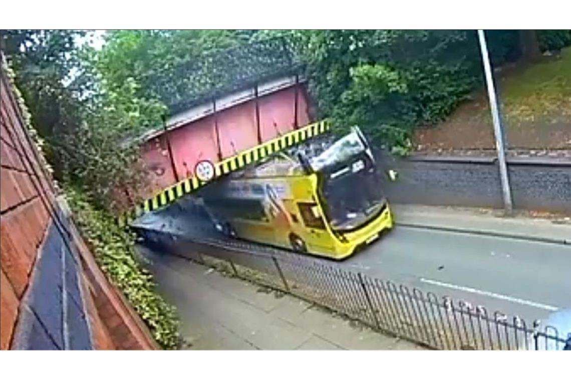 Bus kracht in Brücke und verliert ganzes Dach Bus kracht in Brücke und verliert ganzes Dach