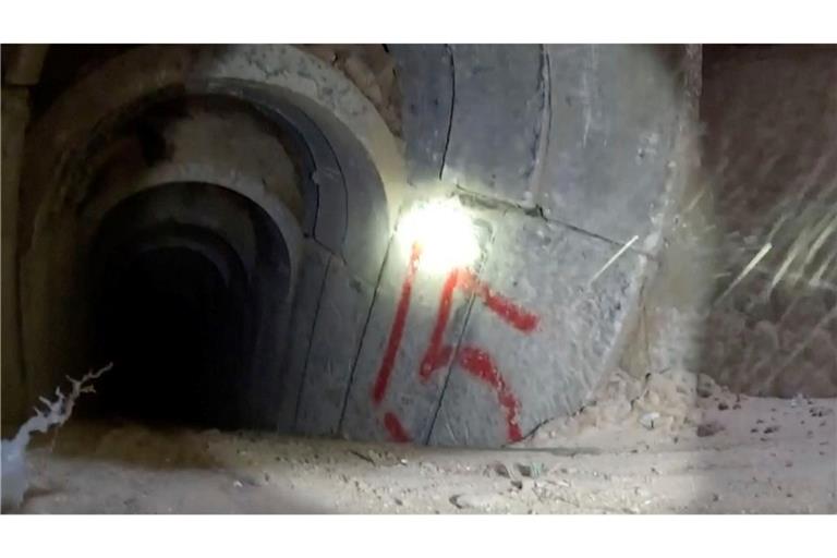 Bild aus einem vom israelischen Militär veröffentlichten Video, das Bodycam-Aufnahmen aus dem Inneren eines Tunnels zeigt.